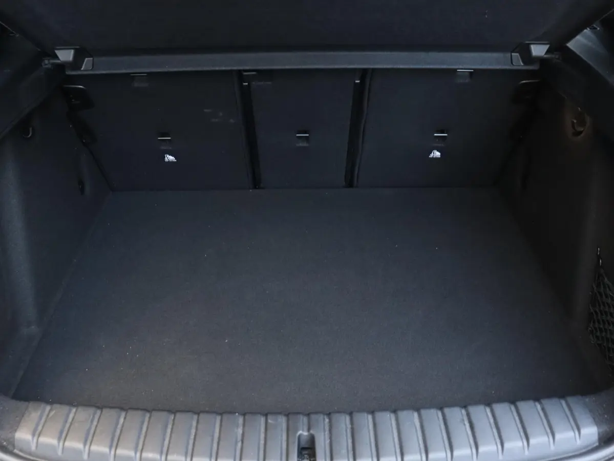 118i | Executive | Sport Line | Panodak | Camera | Verwarmbare Voorstoelen | Sportstoelen | Getint Glas | Apple Carplay | 17'' LMV