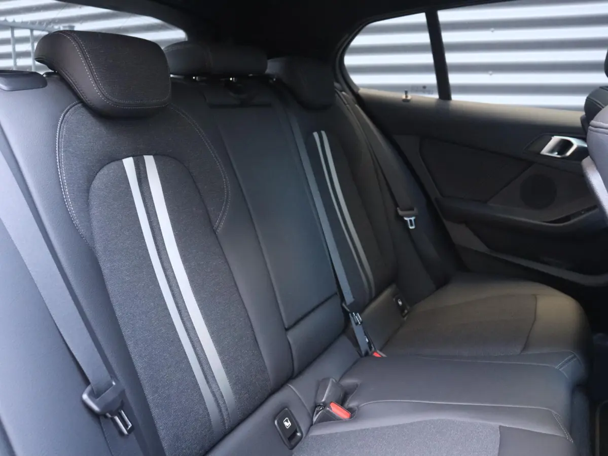 118i | Executive | Sport Line | Panodak | Camera | Verwarmbare Voorstoelen | Sportstoelen | Getint Glas | Apple Carplay | 17'' LMV