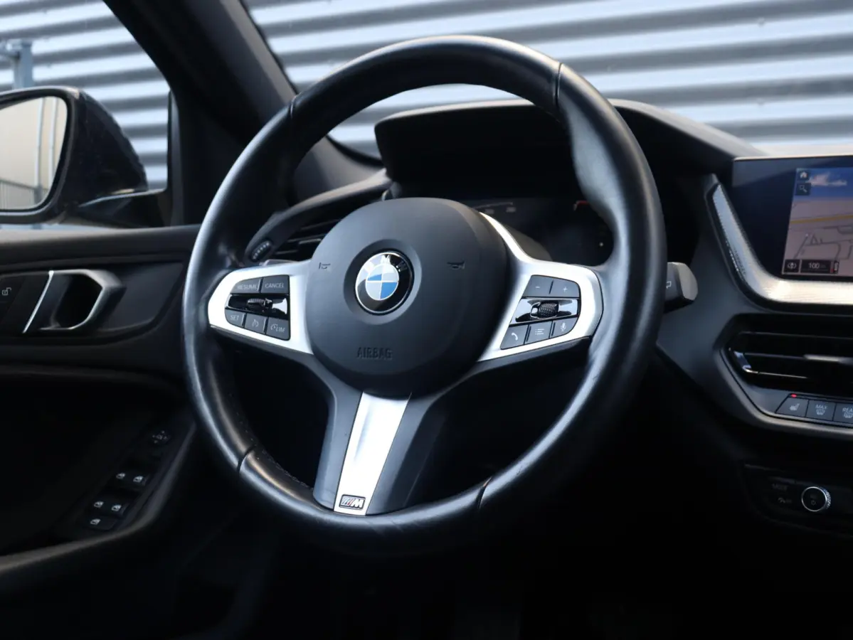 118i | Executive | Sport Line | Panodak | Camera | Verwarmbare Voorstoelen | Sportstoelen | Getint Glas | Apple Carplay | 17'' LMV