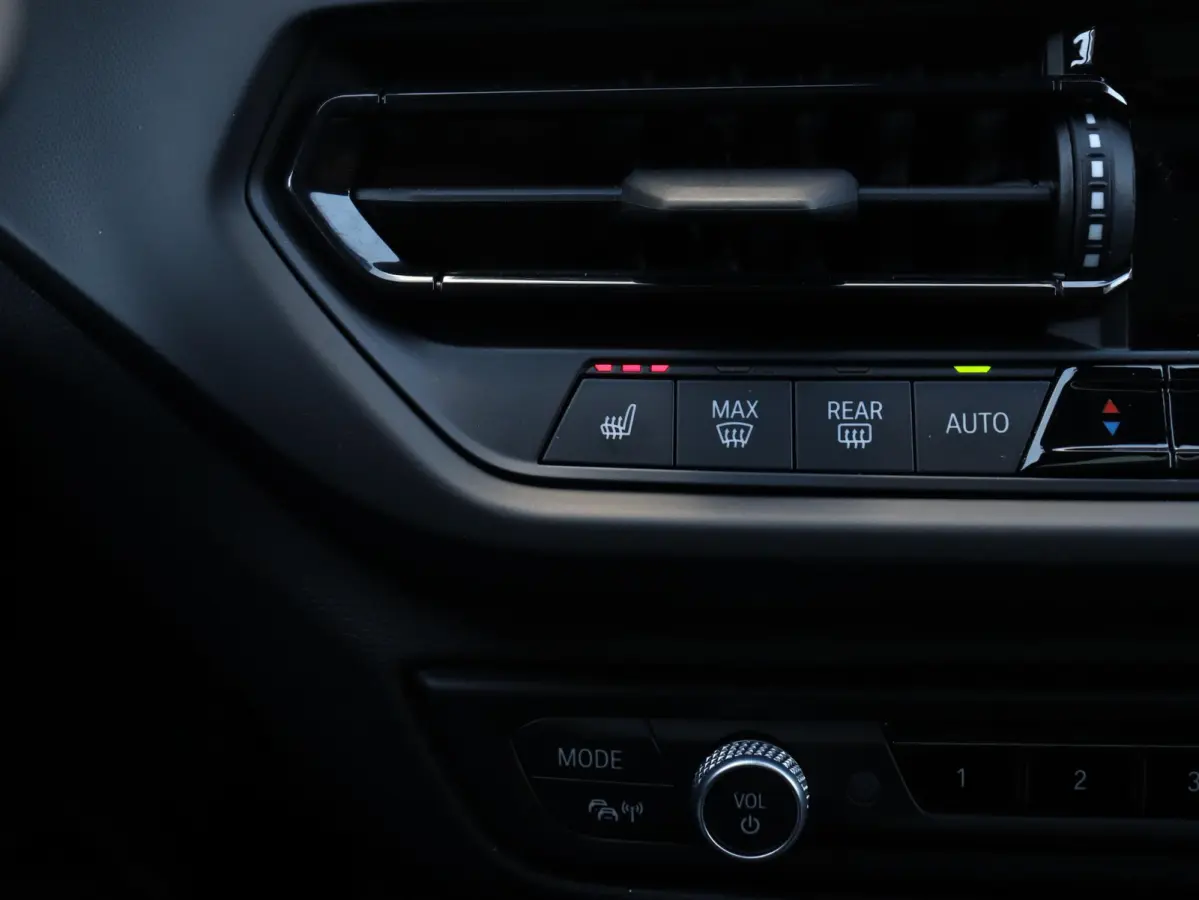 118i | Executive | Sport Line | Panodak | Camera | Verwarmbare Voorstoelen | Sportstoelen | Getint Glas | Apple Carplay | 17'' LMV