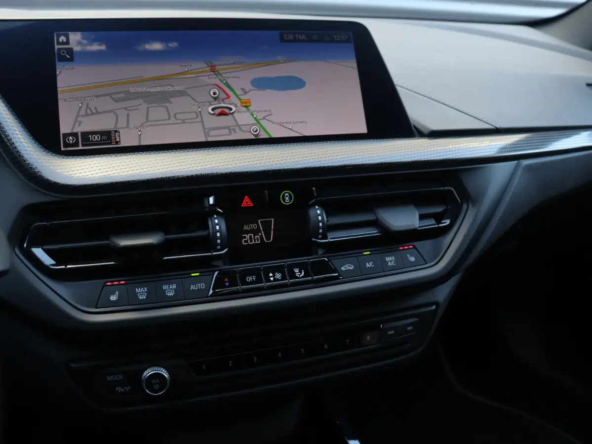 118i | Executive | Sport Line | Panodak | Camera | Verwarmbare Voorstoelen | Sportstoelen | Getint Glas | Apple Carplay | 17'' LMV