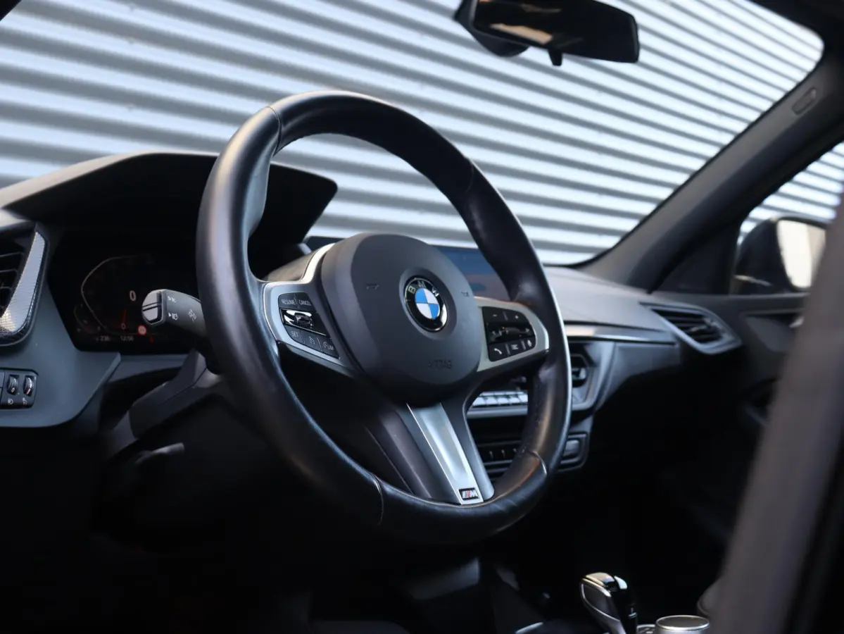118i | Executive | Sport Line | Panodak | Camera | Verwarmbare Voorstoelen | Sportstoelen | Getint Glas | Apple Carplay | 17'' LMV