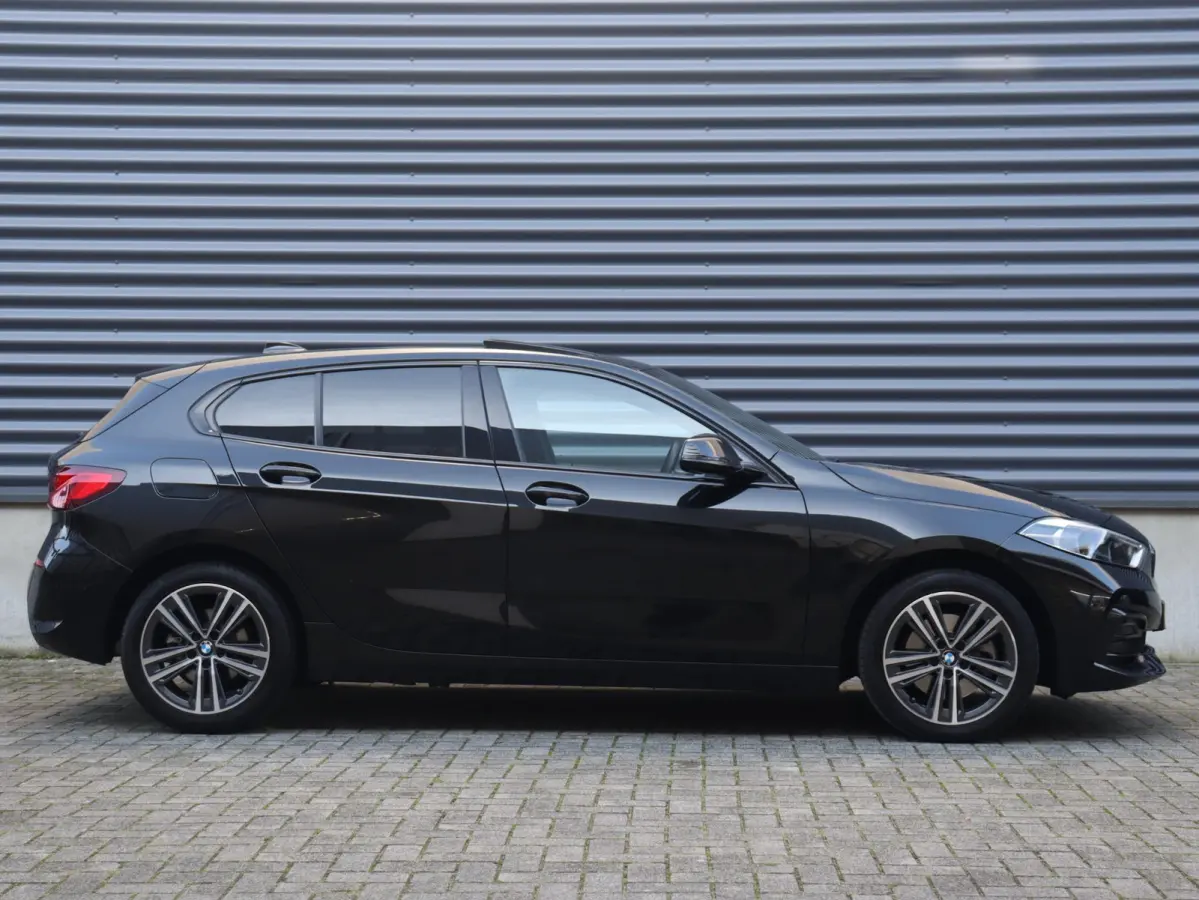 118i | Executive | Sport Line | Panodak | Camera | Verwarmbare Voorstoelen | Sportstoelen | Getint Glas | Apple Carplay | 17'' LMV