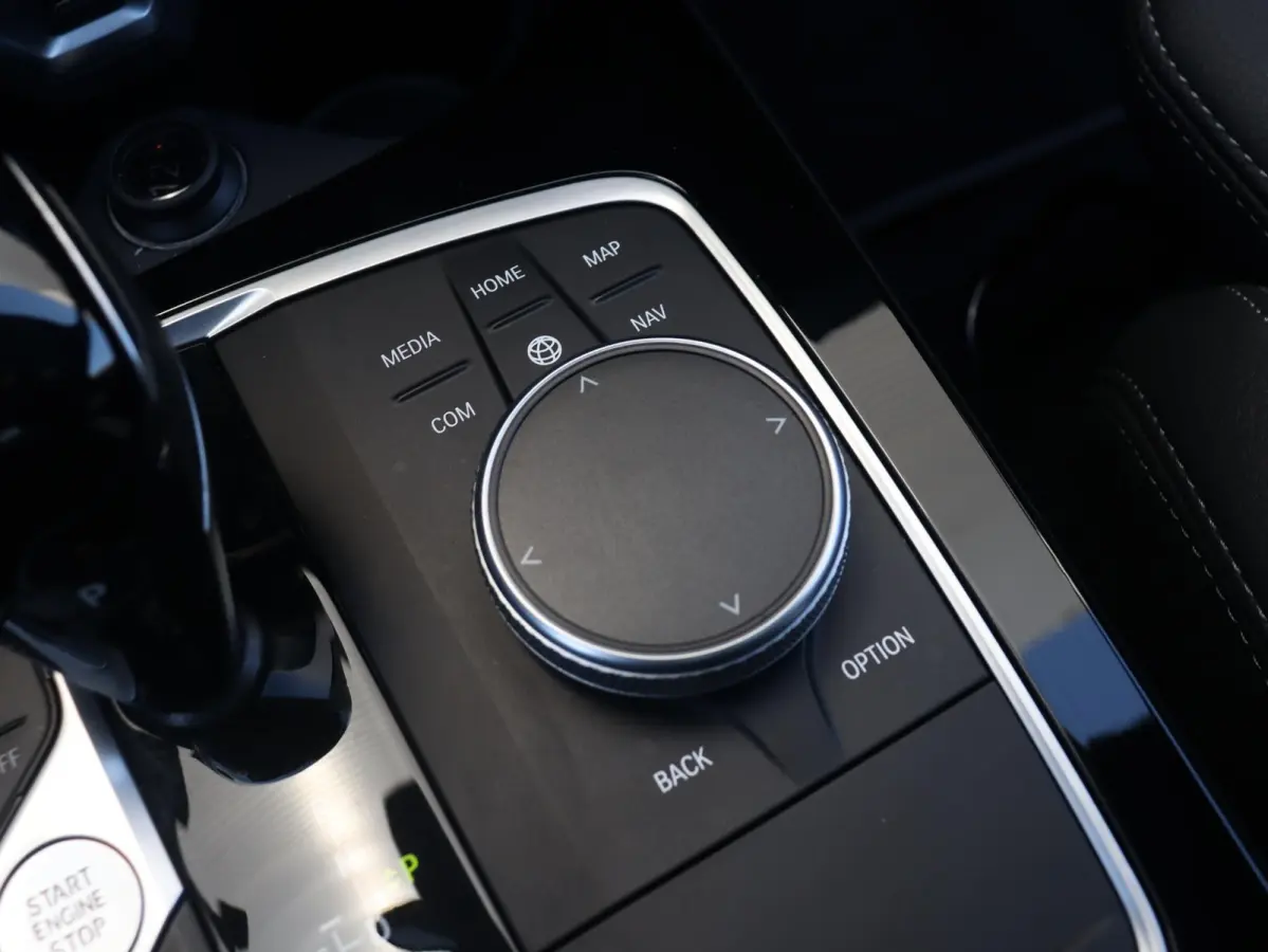 118i | Executive | Sport Line | Panodak | Camera | Verwarmbare Voorstoelen | Sportstoelen | Getint Glas | Apple Carplay | 17'' LMV