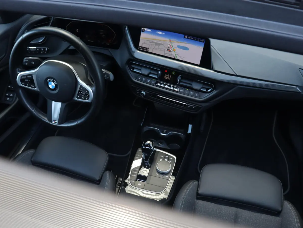 118i | Executive | Sport Line | Panodak | Camera | Verwarmbare Voorstoelen | Sportstoelen | Getint Glas | Apple Carplay | 17'' LMV