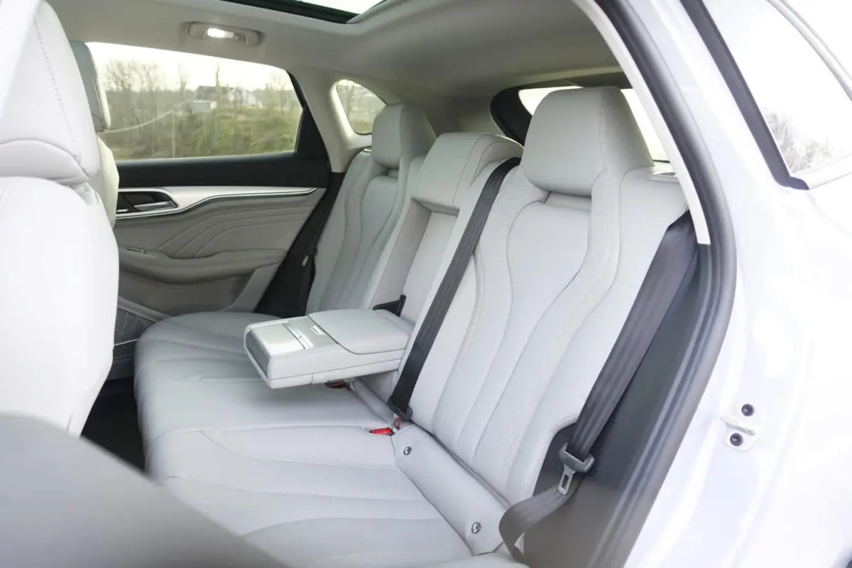 Performance AWD 70 kWh | Panoramisch Schuifkanteldak | Stoelventilatie | Lichtgrijs interieur