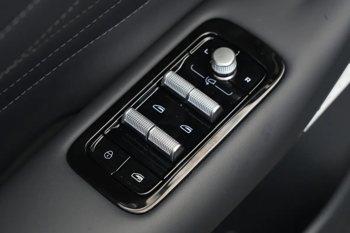1.5 Max+ | PHEV | 262 PK | Panoramadak | 360° camera | Massage | Stoelverwarming | GEELY Starray EM-i 1.5 Max+ 262 PK met 1.5 liter 4-cilinder hybride benzinemotor, panoramadak, lederen bek