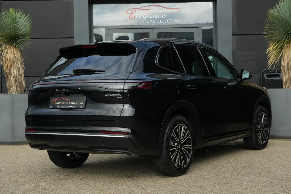 1.5 Max+ | PHEV | 262 PK | Panoramadak | 360° camera | Massage | Stoelverwarming | GEELY Starray EM-i 1.5 Max+ 262 PK met 1.5 liter 4-cilinder hybride benzinemotor, panoramadak, lederen bek