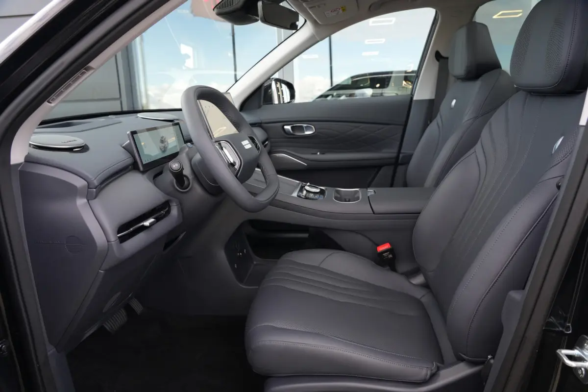 1.5 Max+ | PHEV | 262 PK | Panoramadak | 360° camera | Massage | Stoelverwarming | GEELY Starray EM-i 1.5 Max+ 262 PK met 1.5 liter 4-cilinder hybride benzinemotor, panoramadak, lederen bek