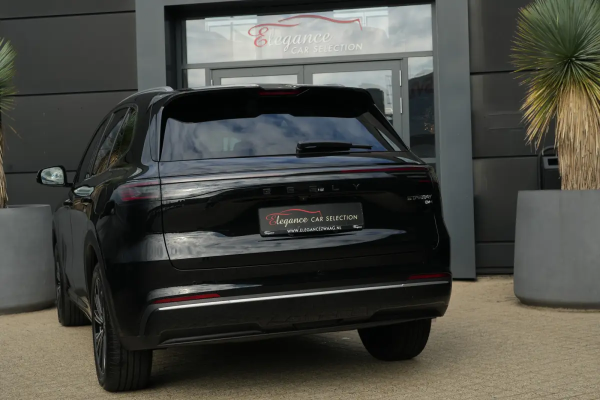 1.5 Max+ | PHEV | 262 PK | Panoramadak | 360° camera | Massage | Stoelverwarming | GEELY Starray EM-i 1.5 Max+ 262 PK met 1.5 liter 4-cilinder hybride benzinemotor, panoramadak, lederen bek