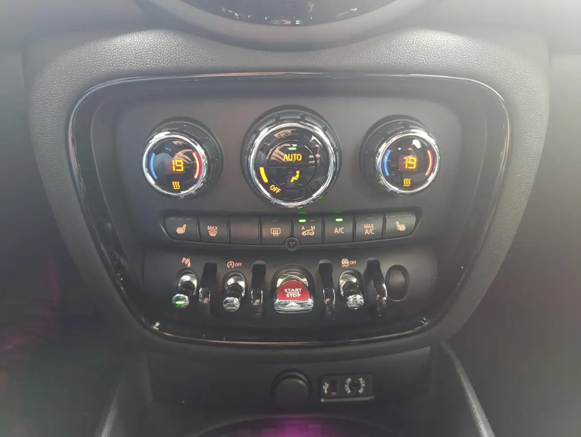 1.5 Cooper Chili Business Plus | BTW-auto | Stoelverwarming | Led-koplampen | Climate Control | Cruise Control | Navigatie | Automaat | Parkeersensoren voor+achter