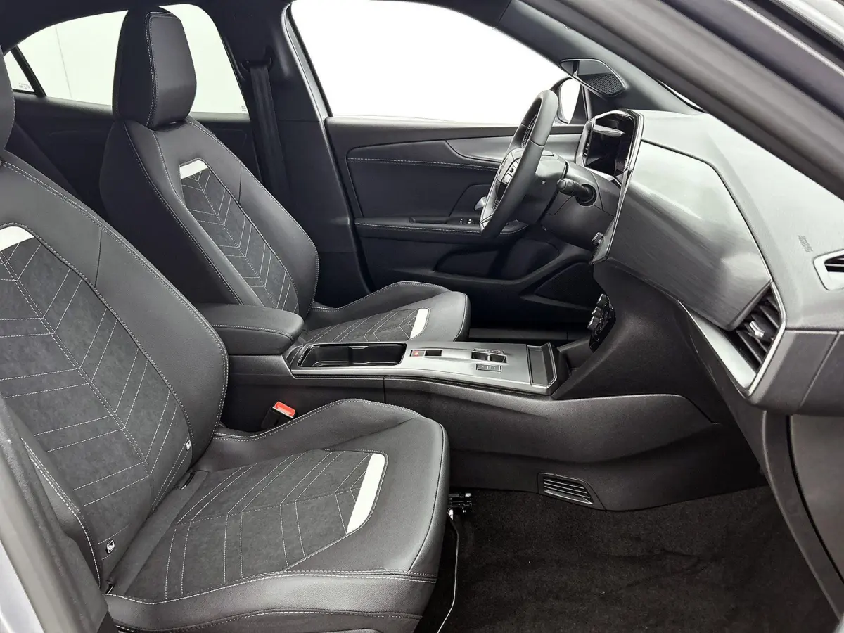 1.2 145pk Hybrid Ultimate Automaat | Tot 8 Jaar Garantie | Elektrisch Verstelb. Bestuurdersstoel | Adaptieve Cruise Control | Dodehoekdetectie | Stoel-/Stuurverwarming | Camera | Keyless Ent
