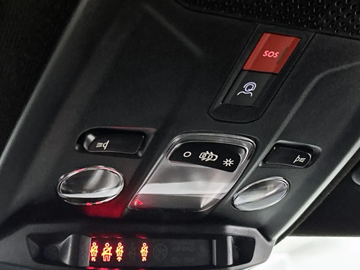 1.2 145pk Hybrid Ultimate Automaat | Tot 8 Jaar Garantie | Elektrisch Verstelb. Bestuurdersstoel | Adaptieve Cruise Control | Dodehoekdetectie | Stoel-/Stuurverwarming | Camera | Keyless Ent