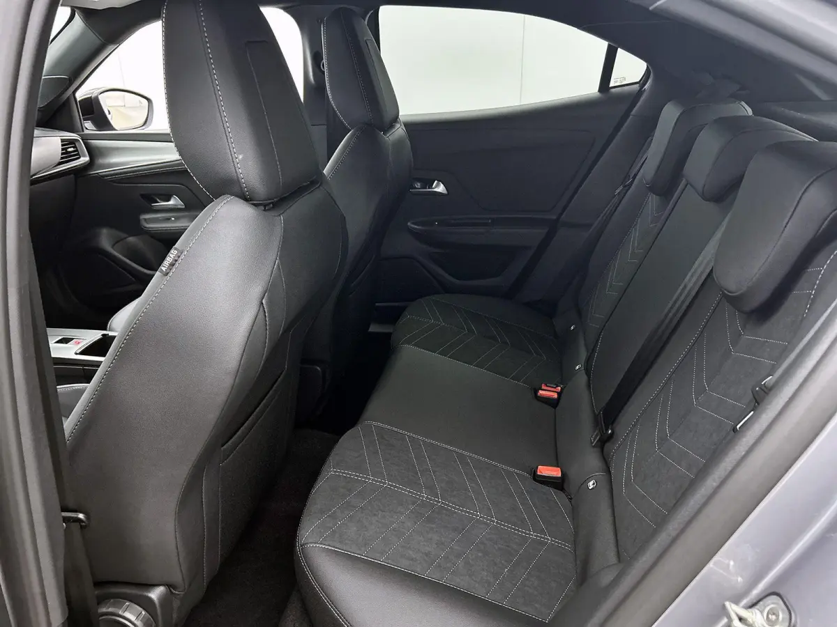 1.2 145pk Hybrid Ultimate Automaat | Tot 8 Jaar Garantie | Elektrisch Verstelb. Bestuurdersstoel | Adaptieve Cruise Control | Dodehoekdetectie | Stoel-/Stuurverwarming | Camera | Keyless Ent