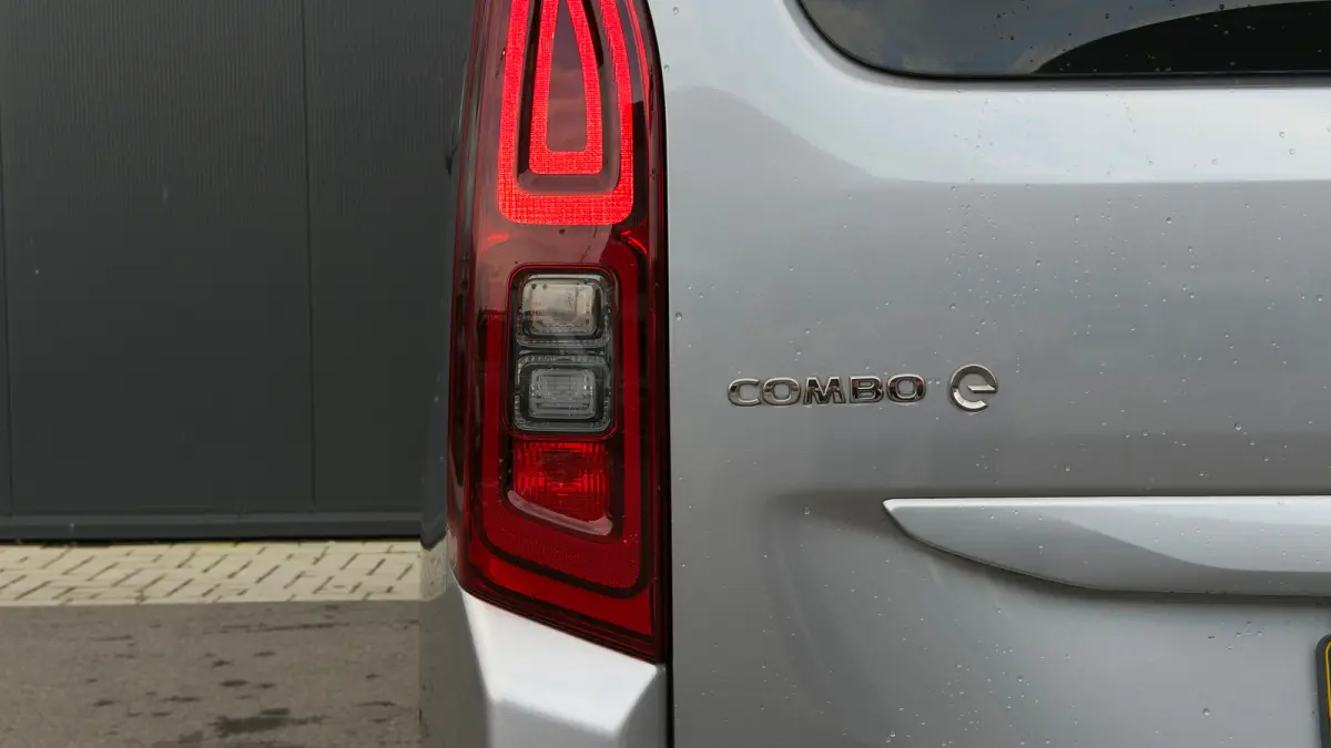 136pk L1H1 Edition 50 kWh | SOH: 91,63% | Trekhaak | Achteruitrijcamera | Cruise Control | Carplay |