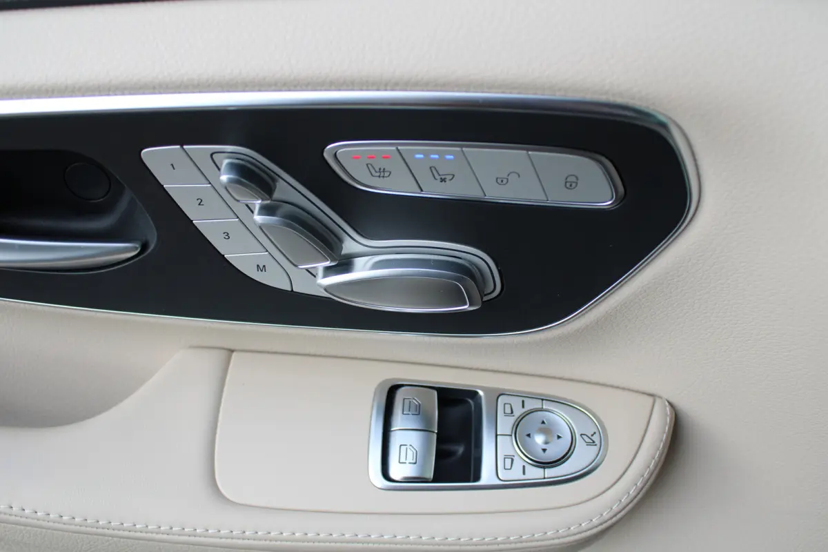 300d / AMG / Exclusive / DC / Pano / Luchtv / Elec Stoel / Burmester / Vol Opties / NIEUW!!