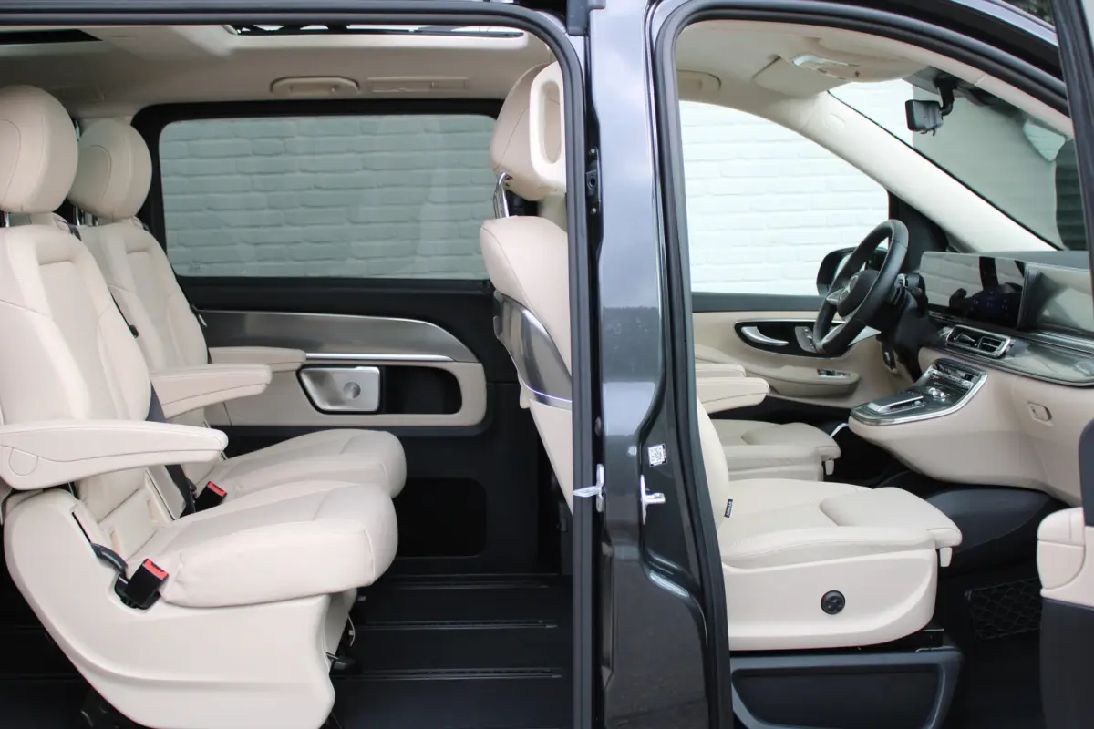 300d / AMG / Exclusive / DC / Pano / Luchtv / Elec Stoel / Burmester / Vol Opties / NIEUW!!