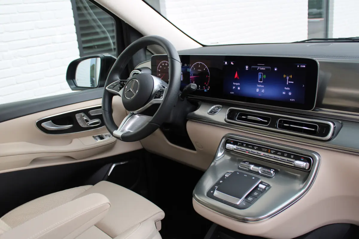 300d / AMG / Exclusive / DC / Pano / Luchtv / Elec Stoel / Burmester / Vol Opties / NIEUW!!
