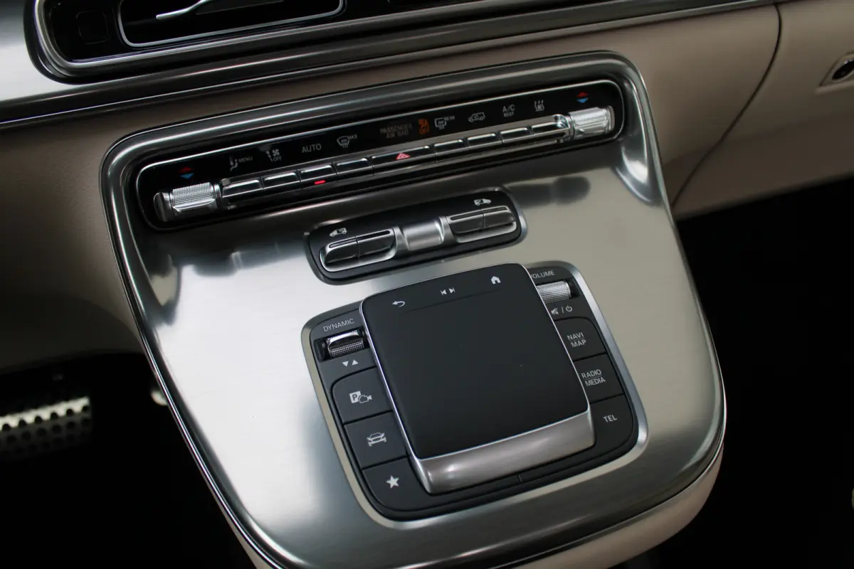 300d / AMG / Exclusive / DC / Pano / Luchtv / Elec Stoel / Burmester / Vol Opties / NIEUW!!