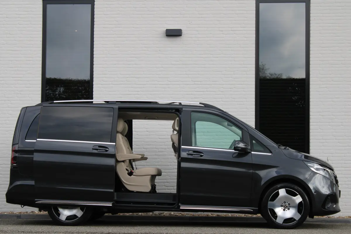 300d / AMG / Exclusive / DC / Pano / Luchtv / Elec Stoel / Burmester / Vol Opties / NIEUW!!