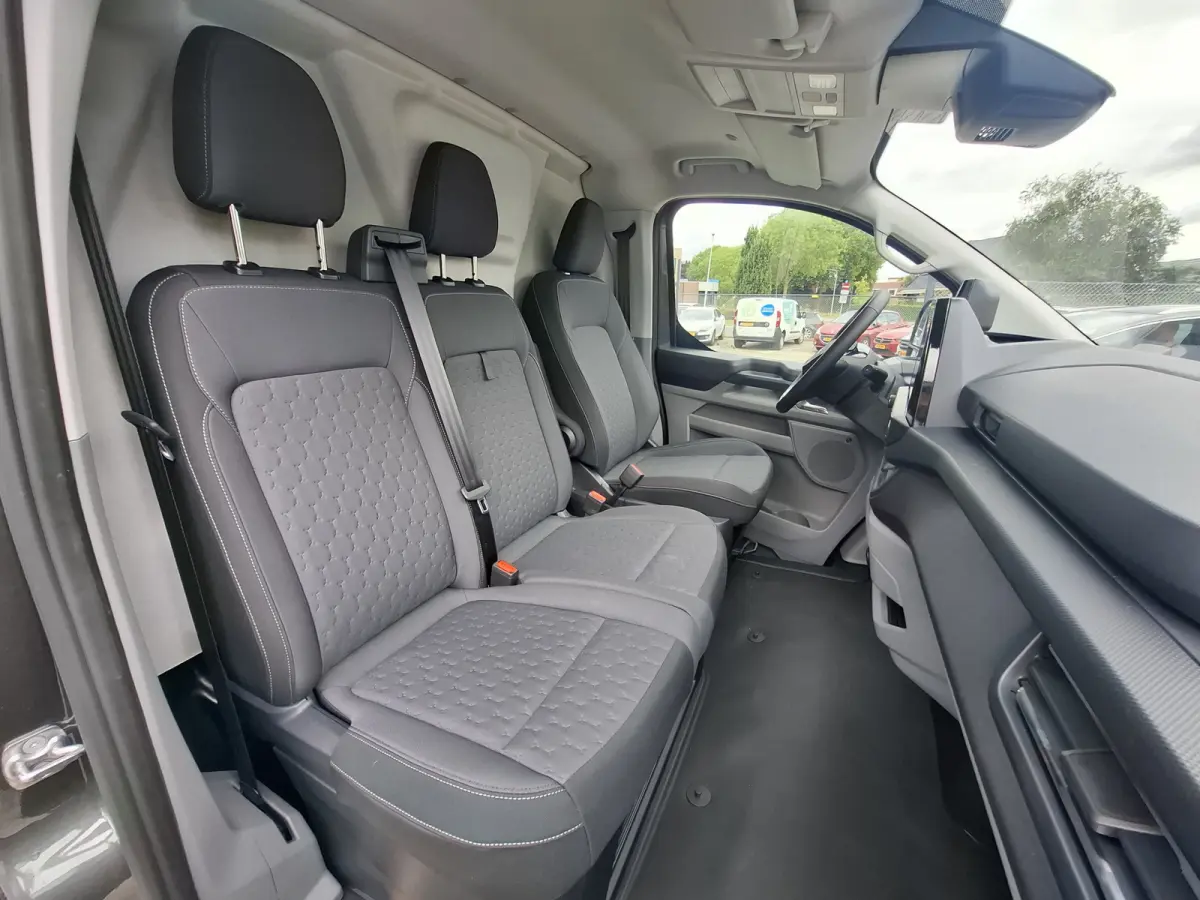 340 L2H1 Limited 71 kWh | Wordt verwacht | 360GR Camera | LMV 17" | Voorstoelen/Voorruit Verwarmd | Rondomzicht Camera | Cruise Control Adaptief | Trekhaak | Airco |