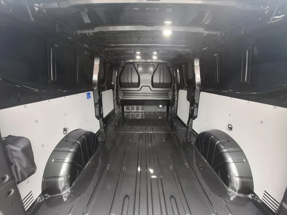 340 L2H1 Limited 71 kWh | Wordt verwacht | 360GR Camera | LMV 17" | Voorstoelen/Voorruit Verwarmd | Rondomzicht Camera | Cruise Control Adaptief | Trekhaak | Airco |