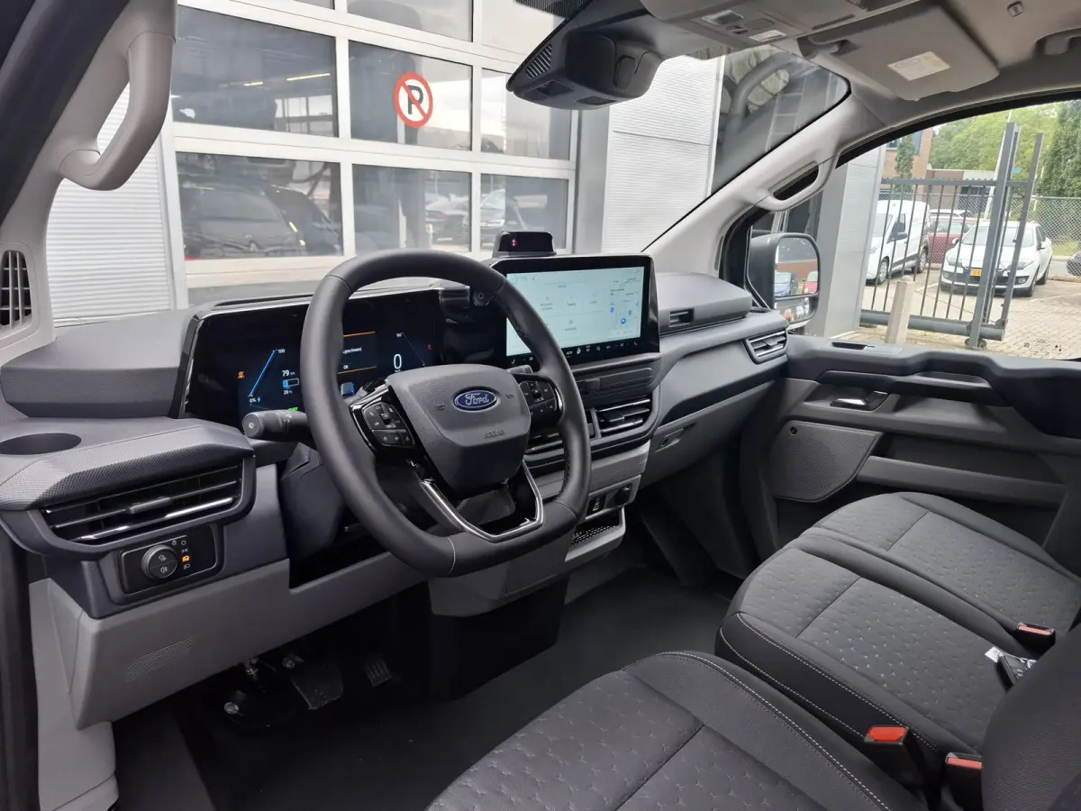 340 L2H1 Limited 71 kWh | Wordt verwacht | 360GR Camera | LMV 17" | Voorstoelen/Voorruit Verwarmd | Rondomzicht Camera | Cruise Control Adaptief | Trekhaak | Airco |