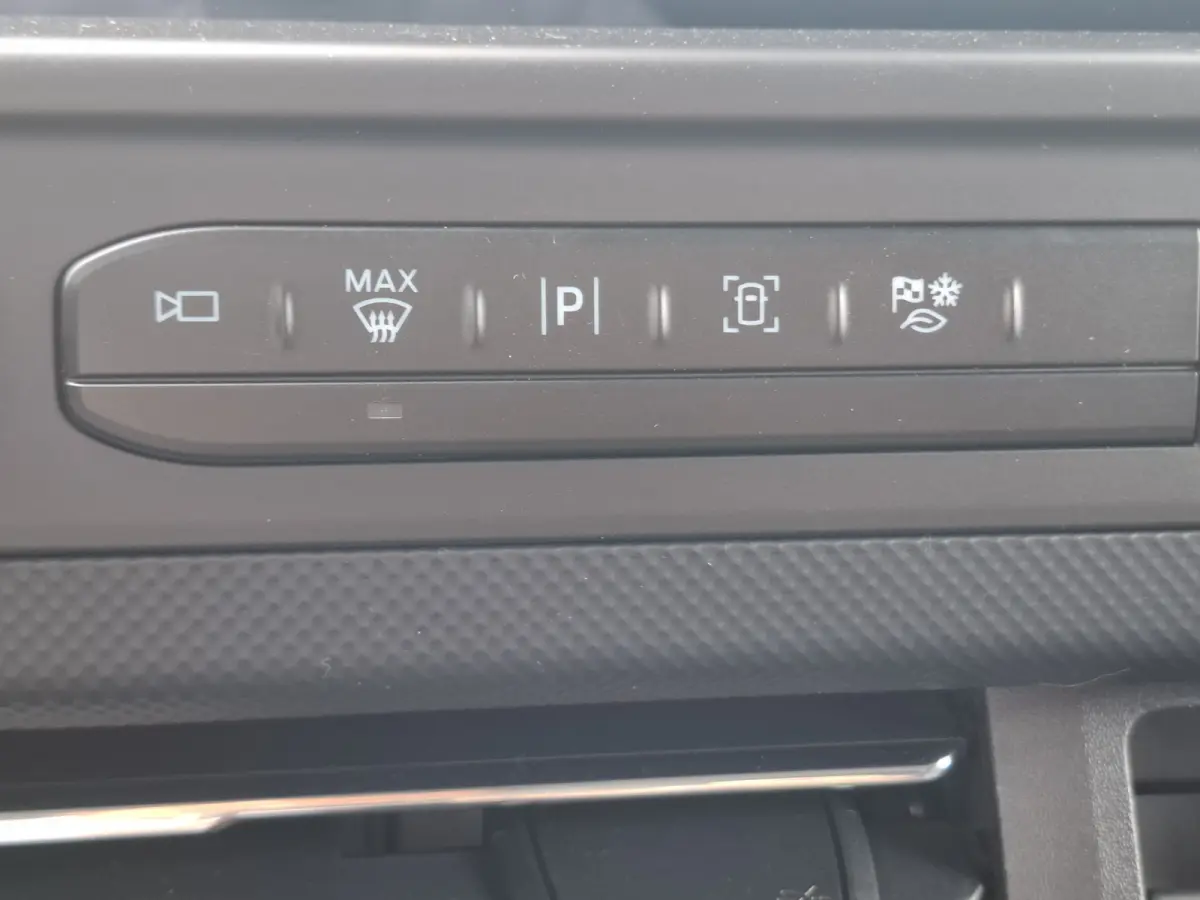 340 L2H1 Limited 71 kWh | Wordt verwacht | 360GR Camera | LMV 17" | Voorstoelen/Voorruit Verwarmd | Rondomzicht Camera | Cruise Control Adaptief | Trekhaak | Airco |