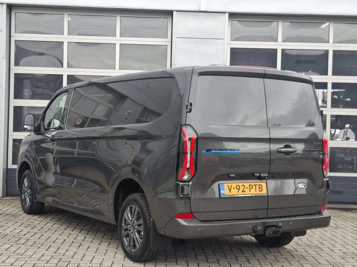 340 L2H1 Limited 71 kWh | Wordt verwacht | 360GR Camera | LMV 17" | Voorstoelen/Voorruit Verwarmd | Rondomzicht Camera | Cruise Control Adaptief | Trekhaak | Airco |