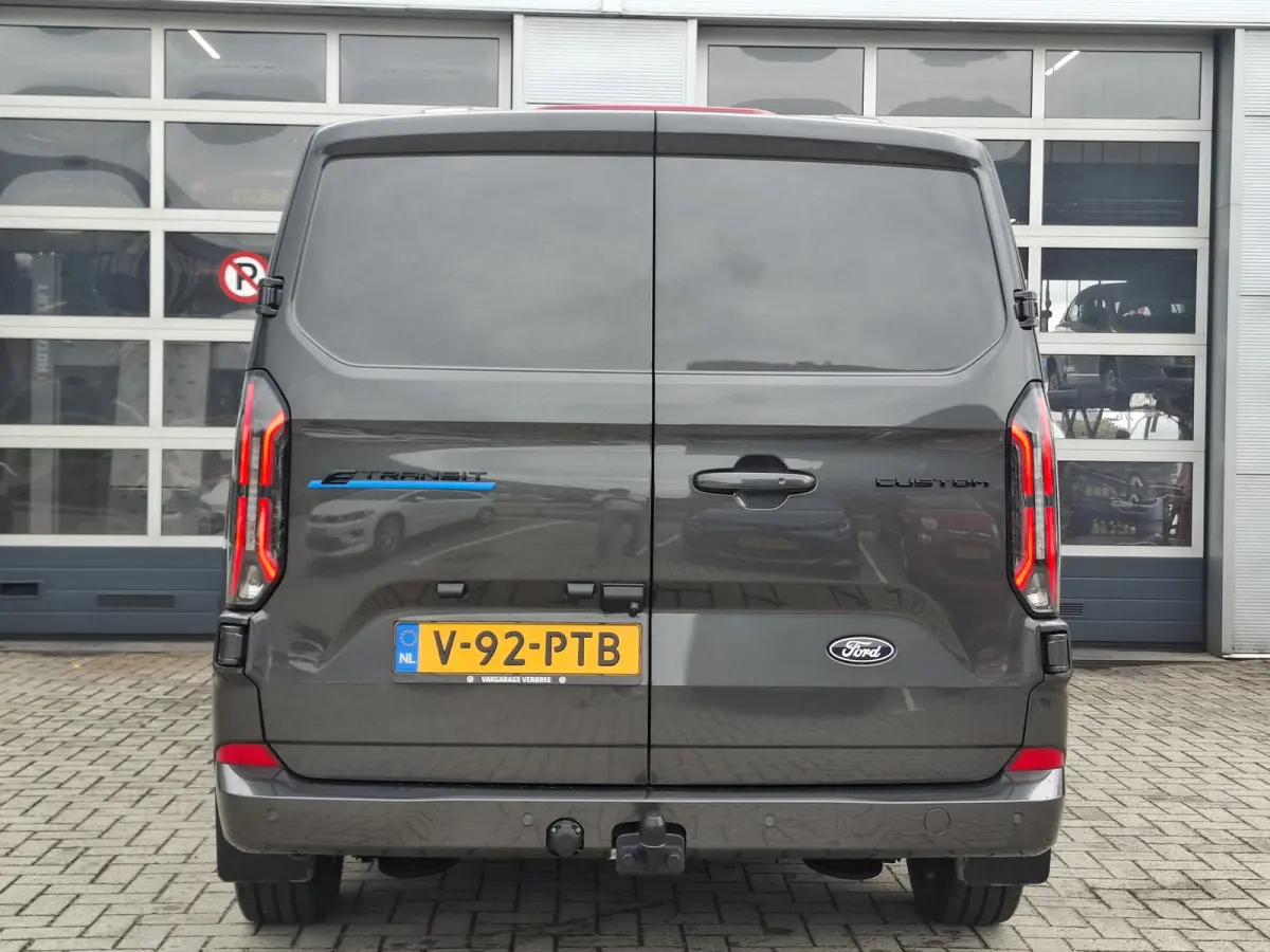 340 L2H1 Limited 71 kWh | Wordt verwacht | 360GR Camera | LMV 17" | Voorstoelen/Voorruit Verwarmd | Rondomzicht Camera | Cruise Control Adaptief | Trekhaak | Airco |
