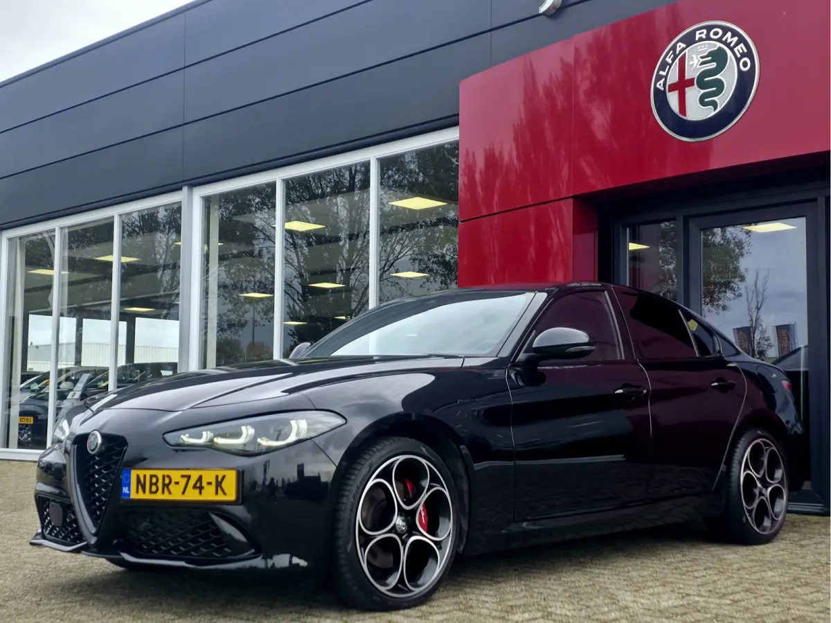 2.0 T GME AWD Competizione Lederen Dashboard met rood stiksel | Harman/Kardon audio