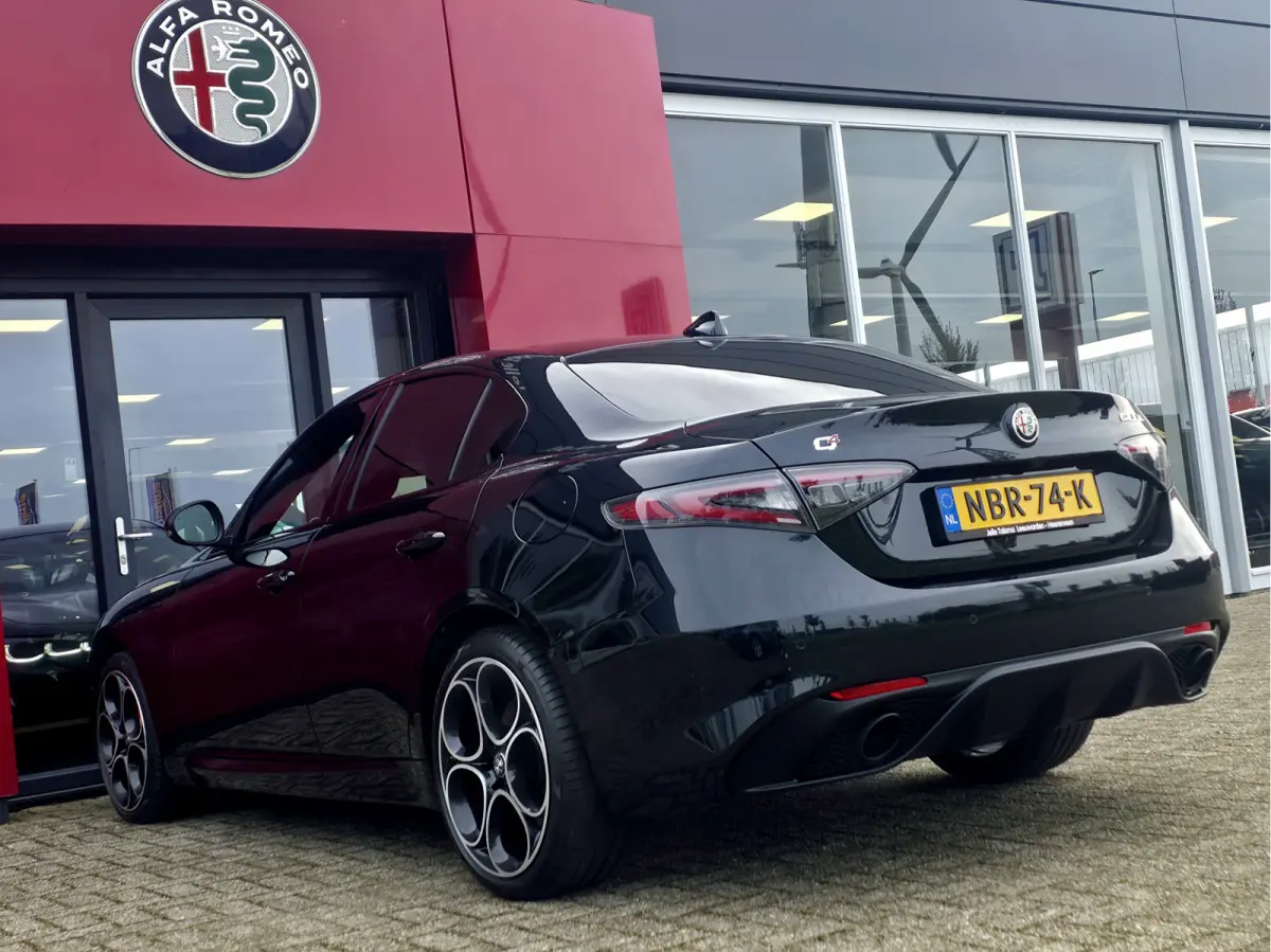 2.0 T GME AWD Competizione Lederen Dashboard met rood stiksel | Harman/Kardon audio