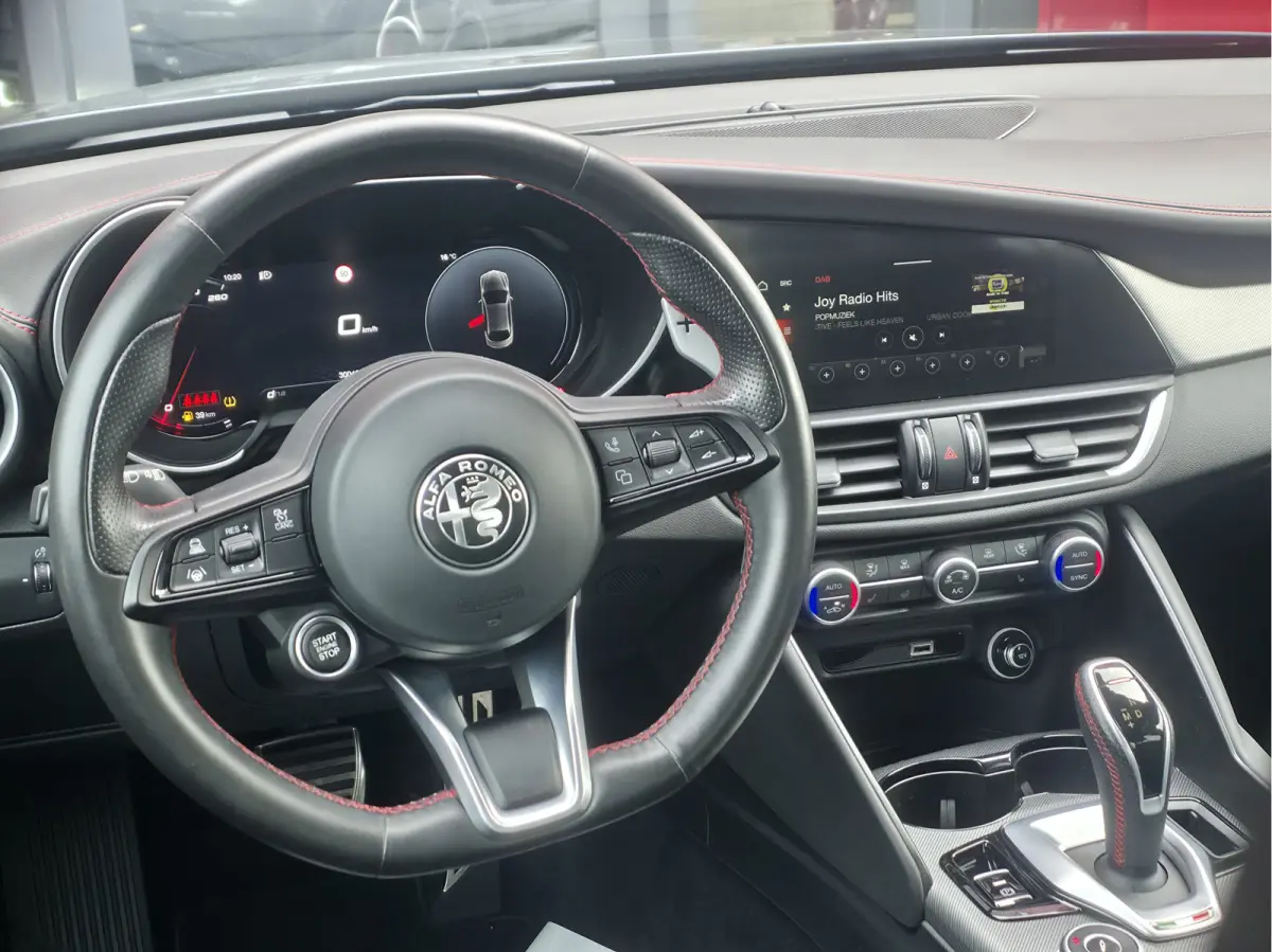 2.0 T GME AWD Competizione Lederen Dashboard met rood stiksel | Harman/Kardon audio