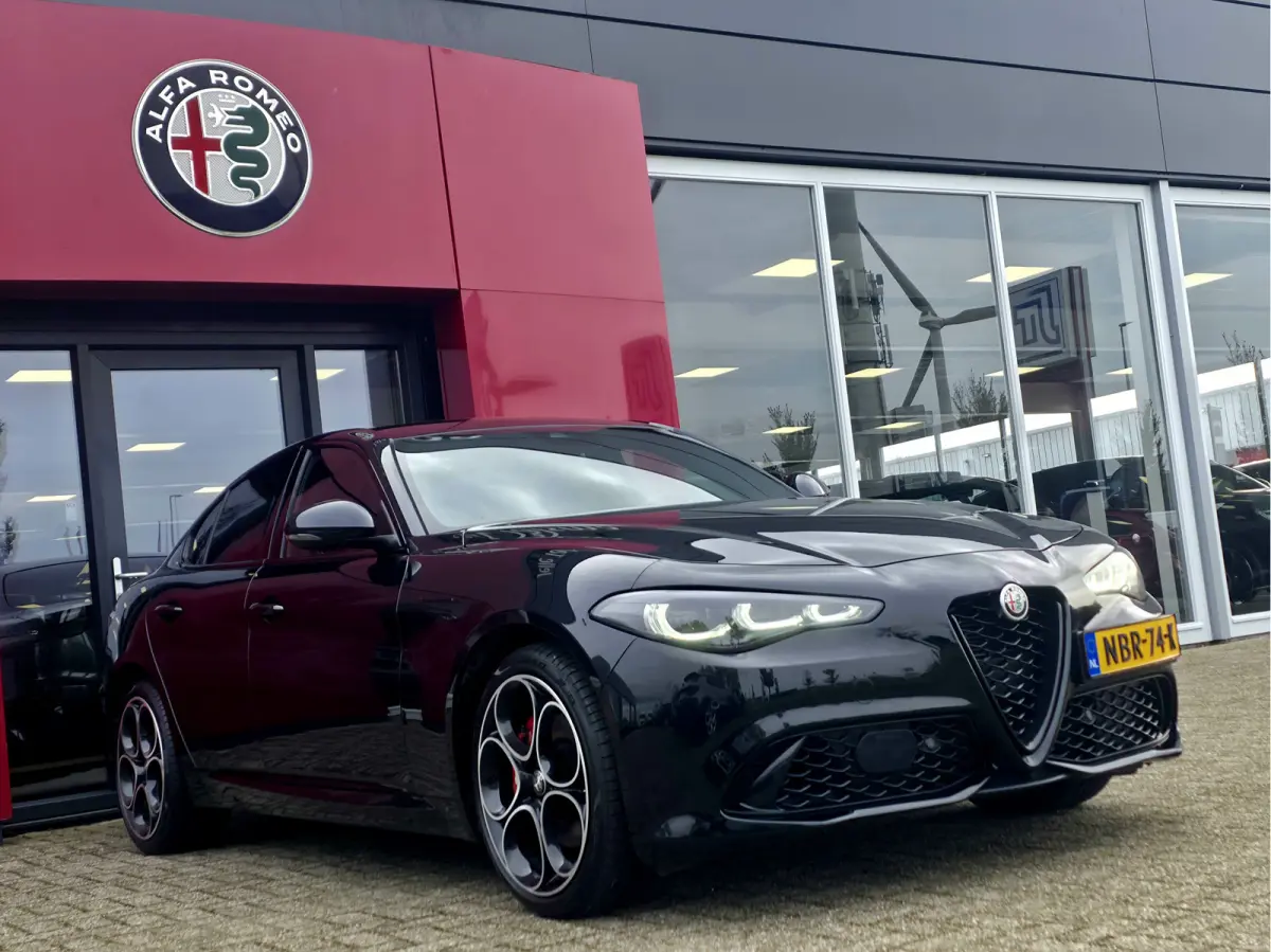 2.0 T GME AWD Competizione Lederen Dashboard met rood stiksel | Harman/Kardon audio