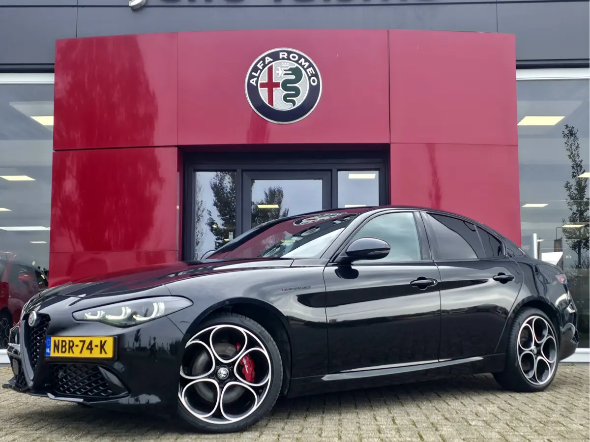 2.0 T GME AWD Competizione Lederen Dashboard met rood stiksel | Harman/Kardon audio