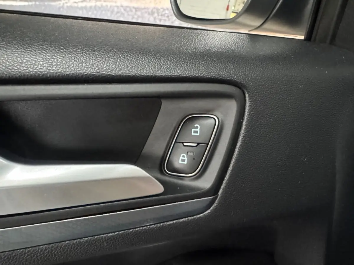 ACTIVE / AppleCarplay / Cruise / Stoelverwarming / Stuurverwarming / PDC / Boekjes en historie aanwezig.