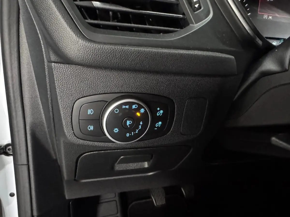 ACTIVE / AppleCarplay / Cruise / Stoelverwarming / Stuurverwarming / PDC / Boekjes en historie aanwezig.