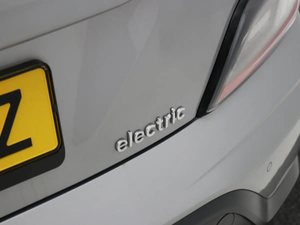 EV Premium 64 kWh SOH 100% / 1ste eigenaar | Achterbank verwarmd | Achteruitrijcamera | Apple Carplay/Android Auto|telefoonintegratie premium