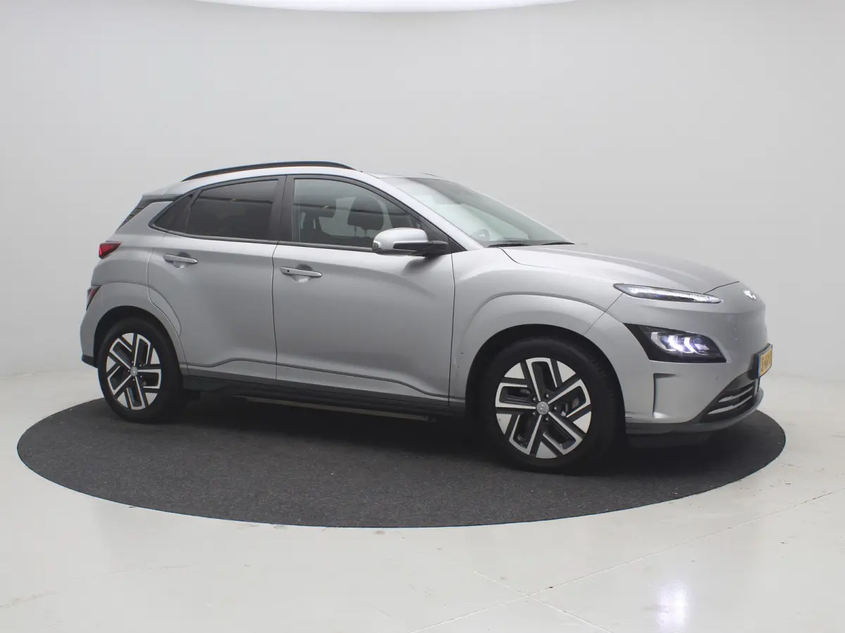 EV Premium 64 kWh SOH 100% / 1ste eigenaar | Achterbank verwarmd | Achteruitrijcamera | Apple Carplay/Android Auto|telefoonintegratie premium