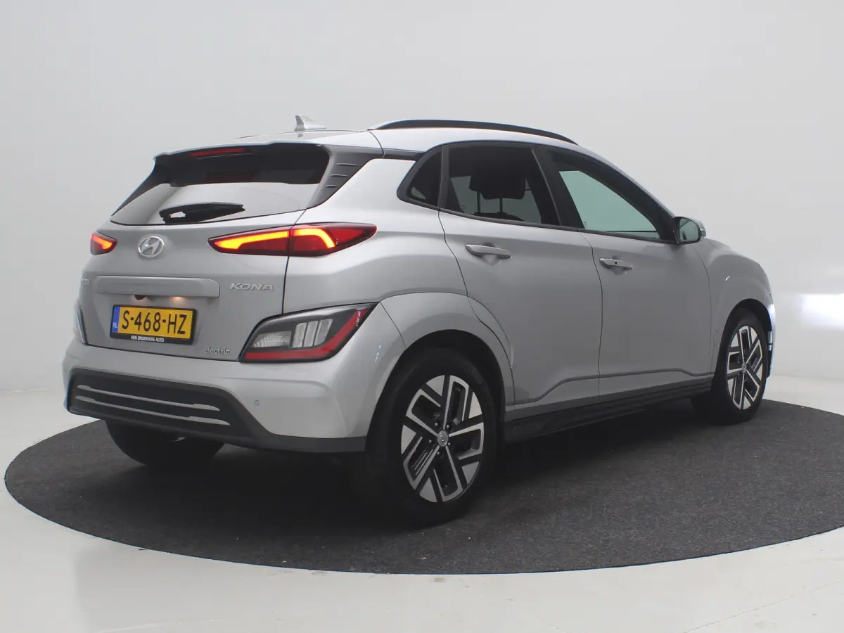 EV Premium 64 kWh SOH 100% / 1ste eigenaar | Achterbank verwarmd | Achteruitrijcamera | Apple Carplay/Android Auto|telefoonintegratie premium
