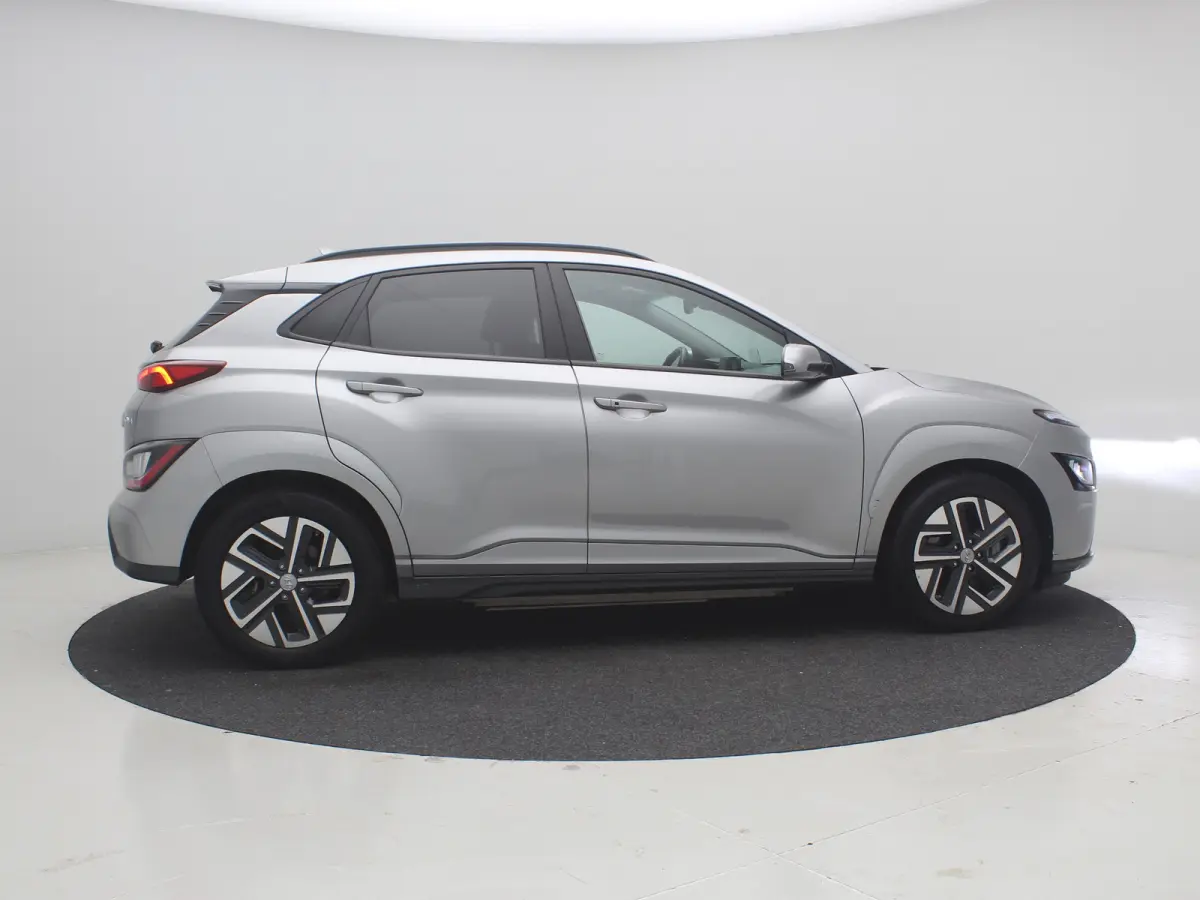 EV Premium 64 kWh SOH 100% / 1ste eigenaar | Achterbank verwarmd | Achteruitrijcamera | Apple Carplay/Android Auto|telefoonintegratie premium