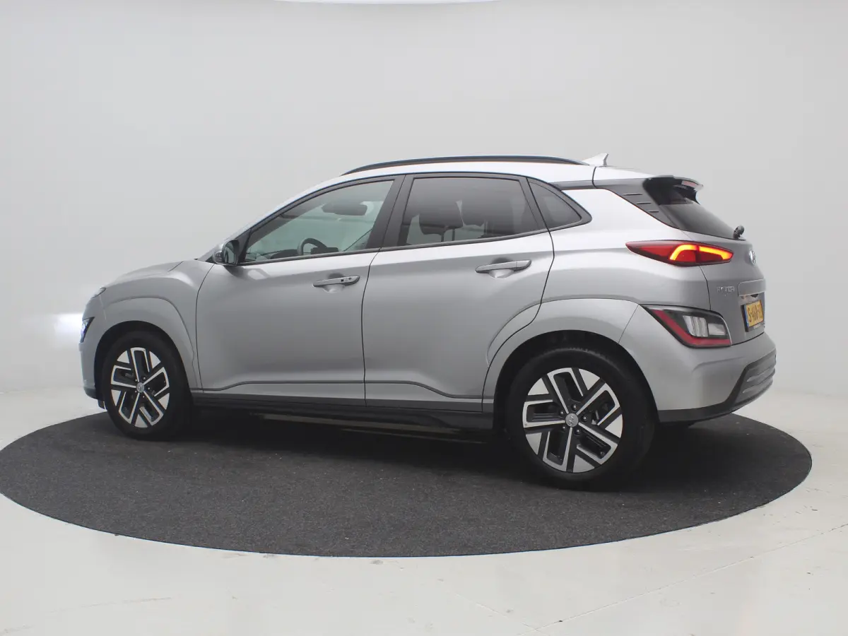 EV Premium 64 kWh SOH 100% / 1ste eigenaar | Achterbank verwarmd | Achteruitrijcamera | Apple Carplay/Android Auto|telefoonintegratie premium