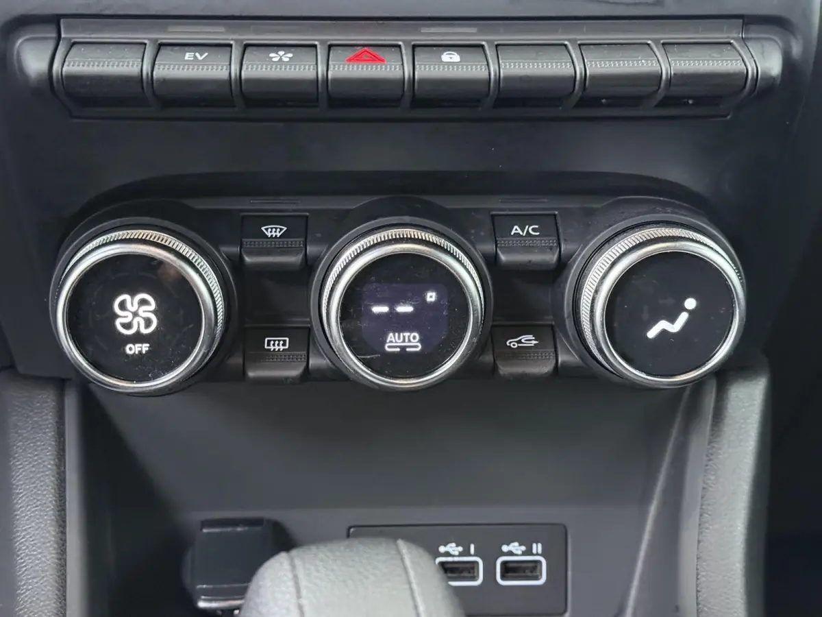 techno E-Tech plug-in hybrid 160 | trekhaak | Navigatie | achteruitrijcamera |