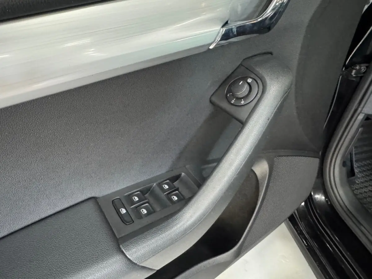 TSI DRIVE / DSG automaat / CarPlay / Stoelverwarming / Cruise / Documentatie aanwezig.