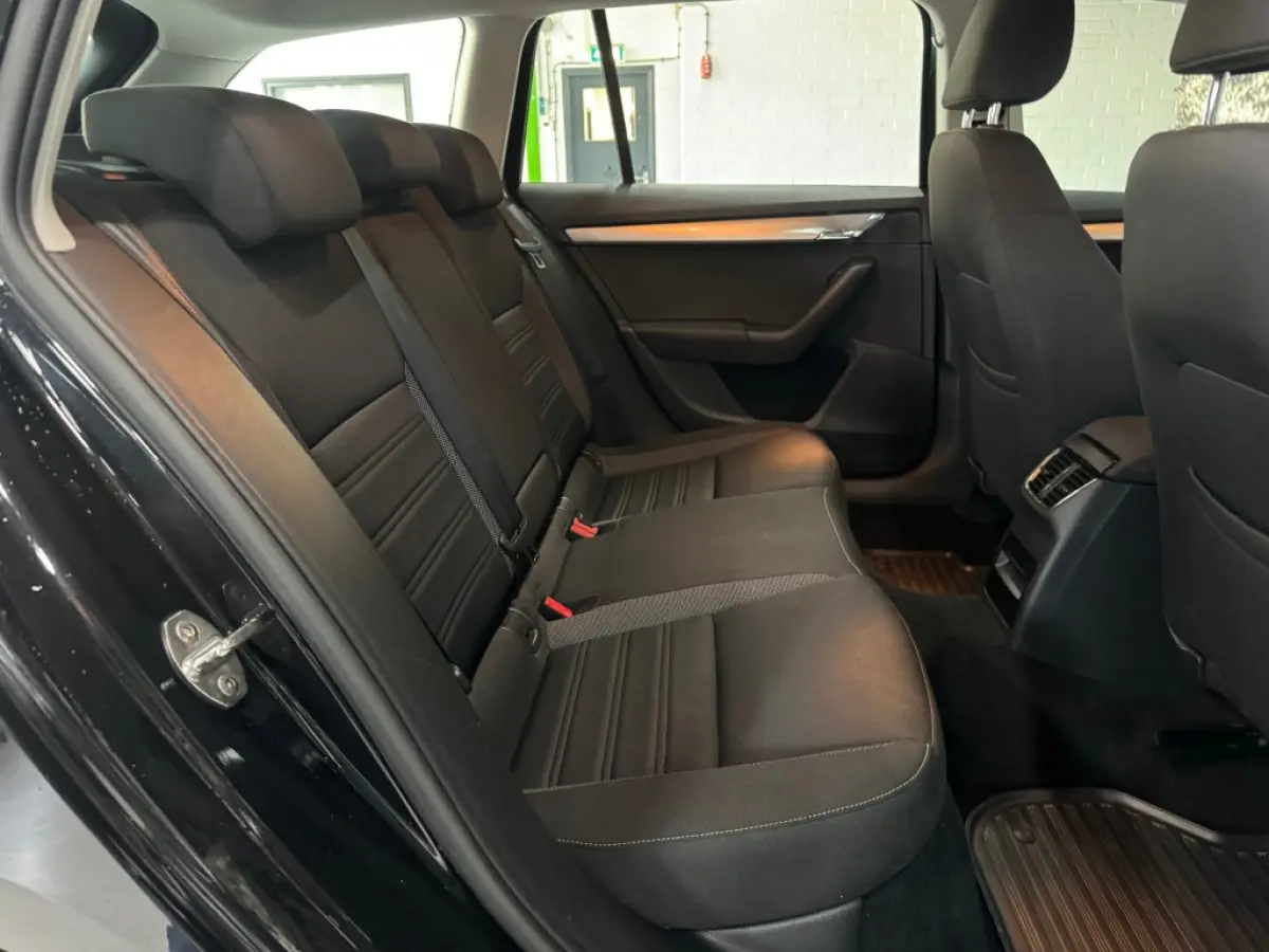 TSI DRIVE / DSG automaat / CarPlay / Stoelverwarming / Cruise / Documentatie aanwezig.
