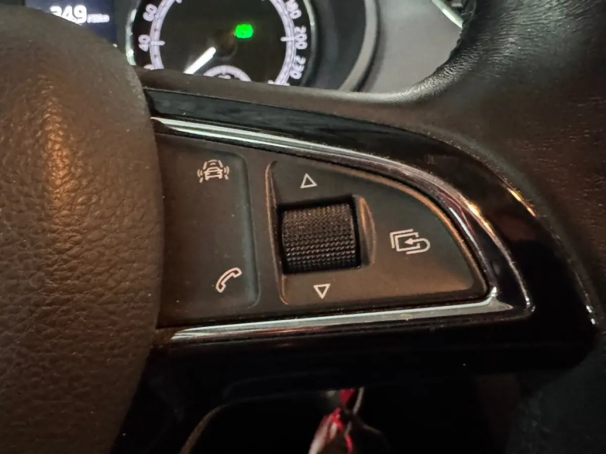 TSI DRIVE / DSG automaat / CarPlay / Stoelverwarming / Cruise / Documentatie aanwezig.