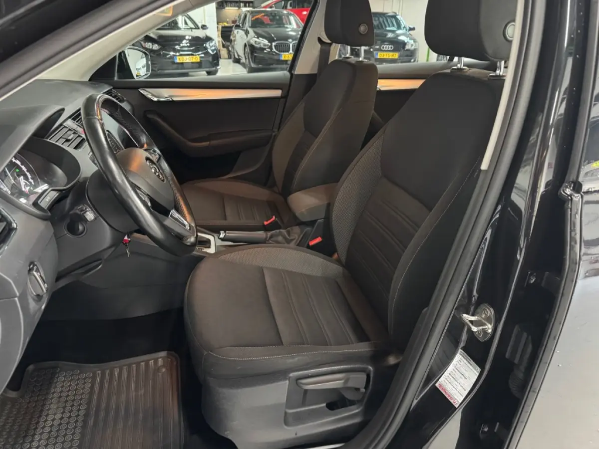 TSI DRIVE / DSG automaat / CarPlay / Stoelverwarming / Cruise / Documentatie aanwezig.