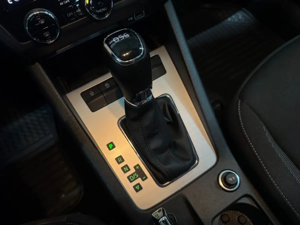 TSI DRIVE / DSG automaat / CarPlay / Stoelverwarming / Cruise / Documentatie aanwezig.