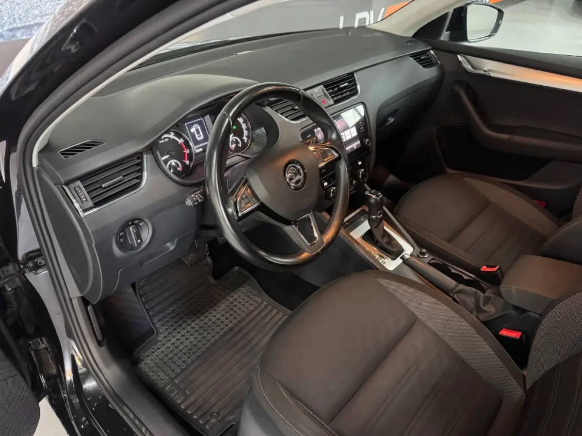 TSI DRIVE / DSG automaat / CarPlay / Stoelverwarming / Cruise / Documentatie aanwezig.