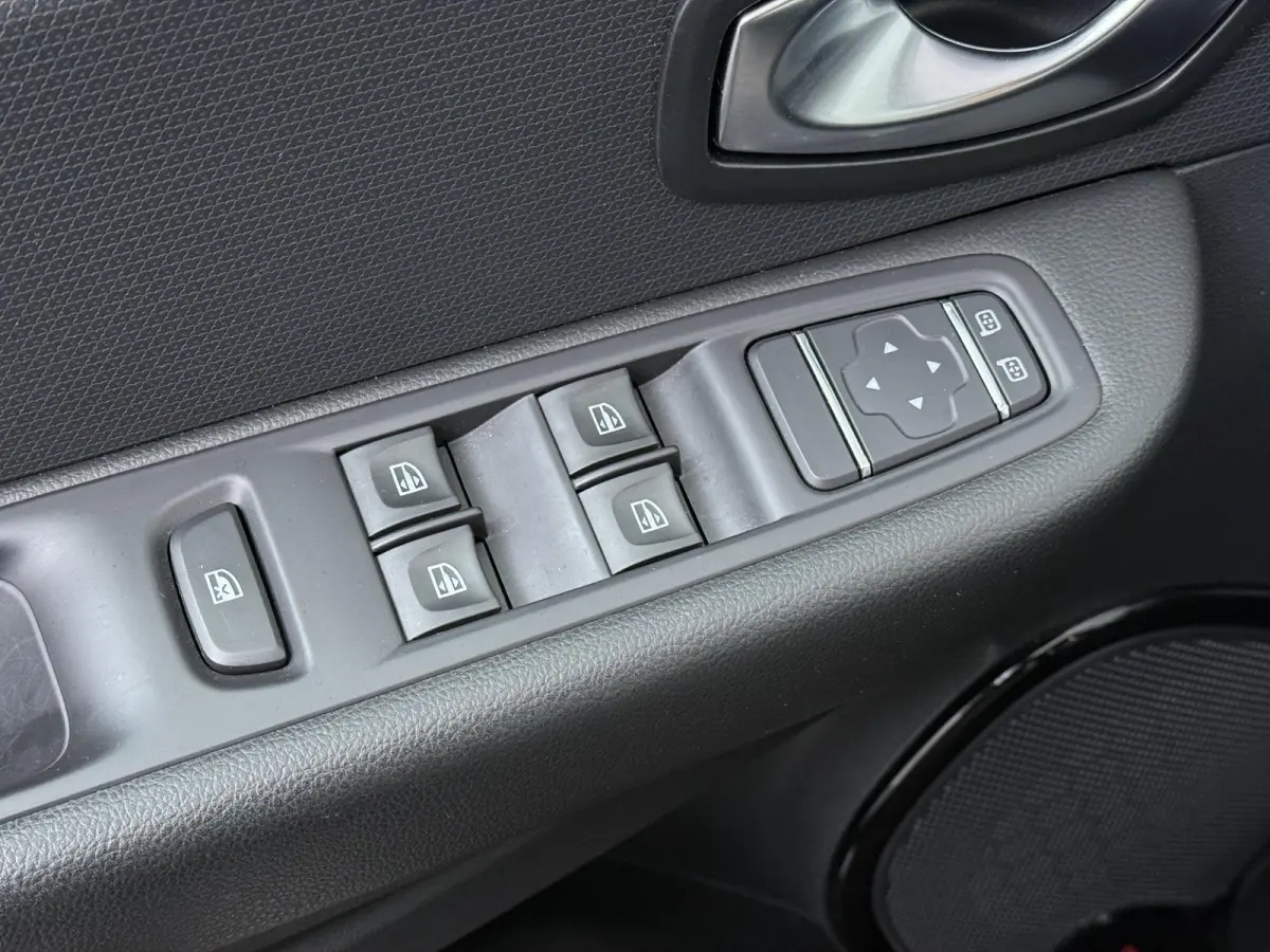 TCe 90 Limited | navigatie | parkeersensoren | airco |